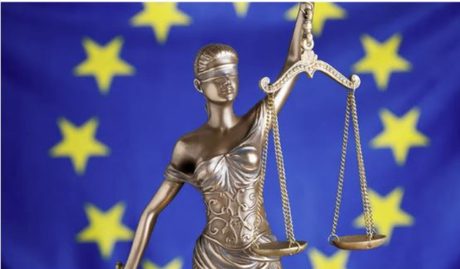 EU Flagge mit Justitia