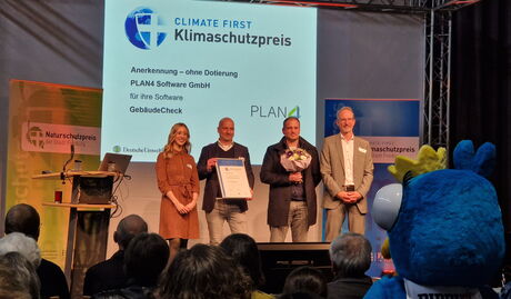 Preisverleihung Übergabe der Urkunde und Blumenstrauß