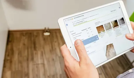 Tablet mit GebäudeCheck