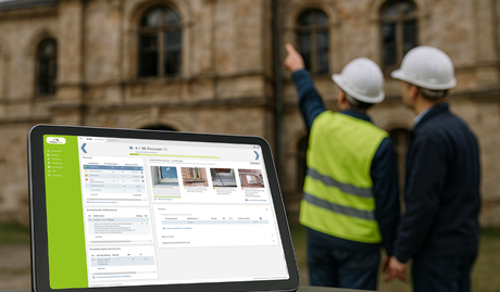 Tablet und zwei Männer mit Bauhelm