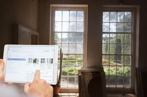 Innenraum mit Tablet zur Gebäudebewertung im Vordergrund