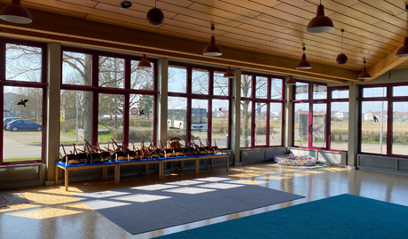 Mehrzweckhalle Karlsdorf Neuthard von innen