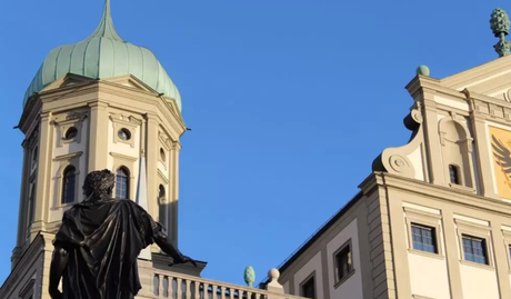 Gebäude in Augsburg von unten