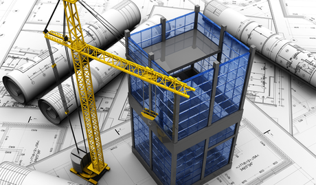 Kran und Haus auf Bauplänen