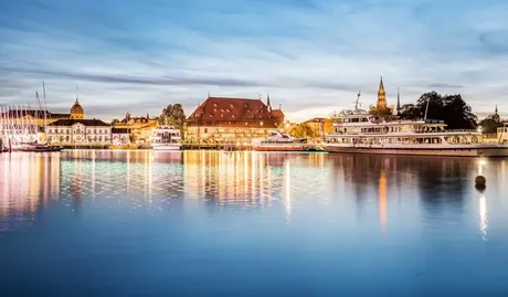 Konstanz vom Wasser aus am Abend