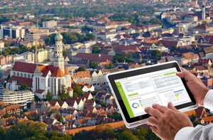 Großstadt mit GebäudeCheck App und Tablet im Vordergrund