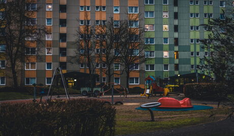 Mehrfamilienhaus stellt eine Sozialwohnung dar