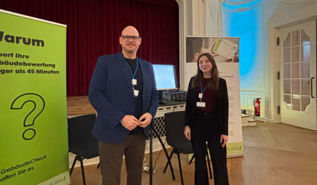 Illustration mit EU-Flagge, steigender Balkengrafik, einem Gebäude und einer digitalen Energieeffizienzskala auf einem Tablet – Symbol für die energetische Sanierung und EU-Vorgaben zur Energieeffizienz von Gebäuden.