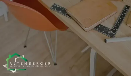 Stuhl und Tisch, auf dem Buch, Lineal und Stift liegen