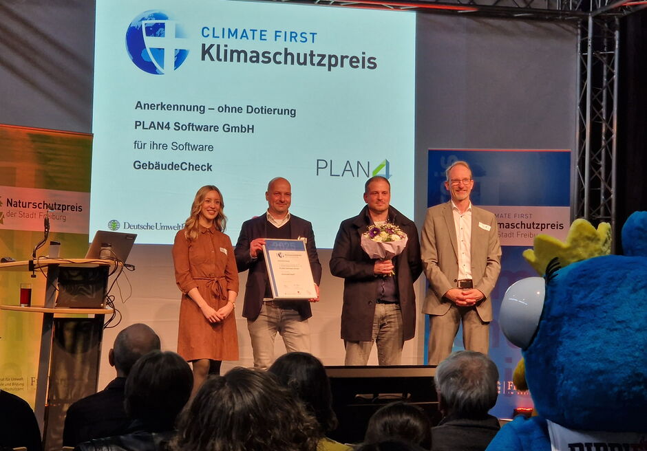 Preisverleihung Übergabe der Urkunde und Blumenstrauß