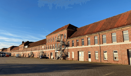 Ein Backsteingebäude mit einer Feuerleiter in Bremerhaven.