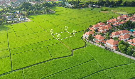 Vogelperspektive grüne Wiesen mit Dörfern