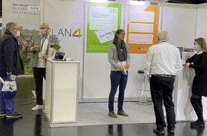 Besucher auf dem Messestand von PLAN4.