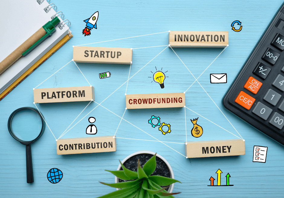 Lupe, Schreibblock, Pflanze und Taschenrechner und die Bausteine Startup, Innovation, Platfrom, Crowfunding, Money und Contribution