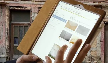 Tablet mit GebäudeCheck