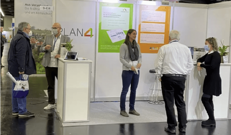 Besucher auf dem Messestand von PLAN4.