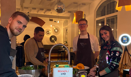 Mitarbeiter von PLAN4 beim zubereiten der Vorspeise