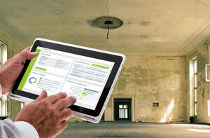 Hände halten Tablet mit GebäudeCheck