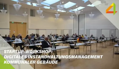 Menschen sitzen bei einem Workshop an Tischen