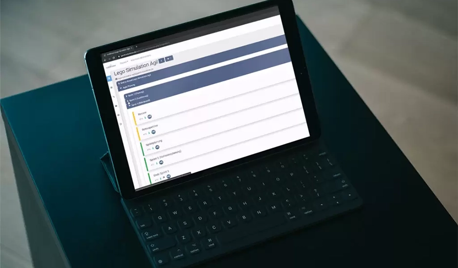 Tablet auf einem Tisch mit Software zur effizienten Bauplanung