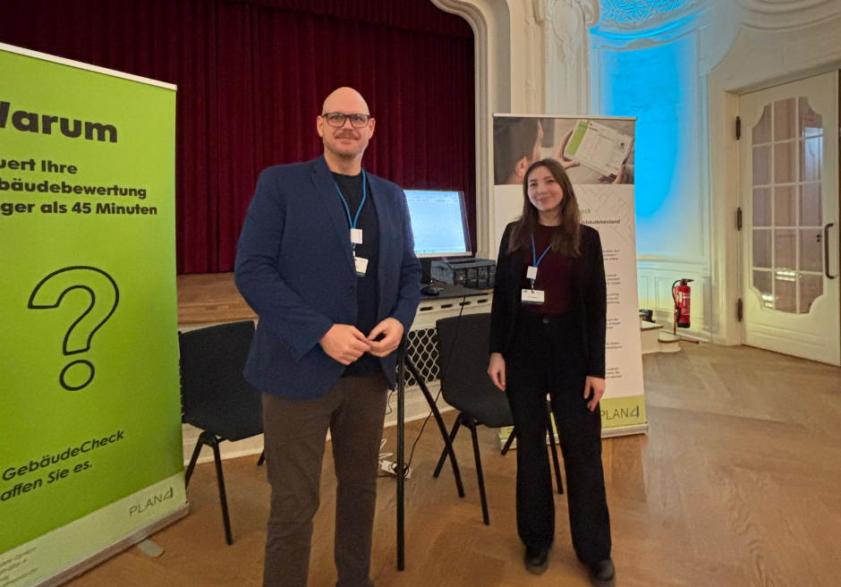 Illustration mit EU-Flagge, steigender Balkengrafik, einem Gebäude und einer digitalen Energieeffizienzskala auf einem Tablet – Symbol für die energetische Sanierung und EU-Vorgaben zur Energieeffizienz von Gebäuden.