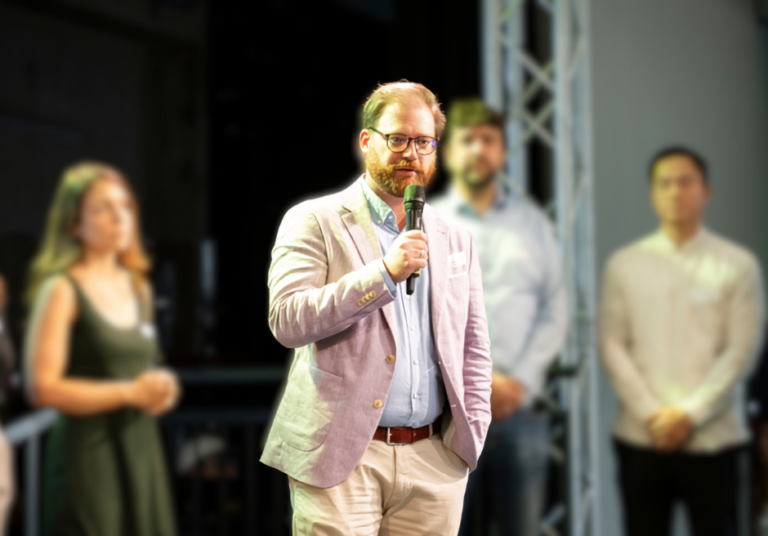 Tim Gläßer hält einen Vortrag auf einer Bühne