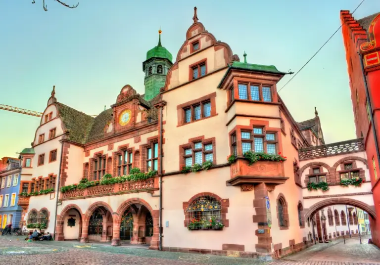 Ein Rathaus in einer Altstadt